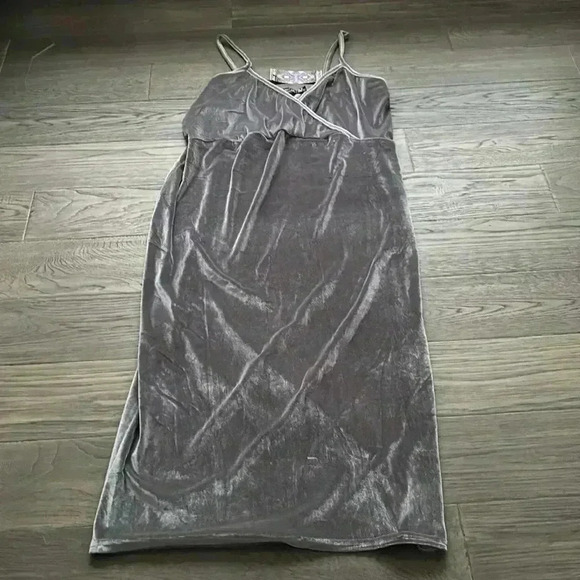 ✨🆕Boohoo🆕✨ | Karina velvet cami dress in silver - Picture 3 of 11